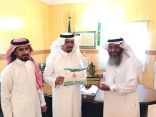 فريق بوارق الخير التطوعي يكرم الشريف أحد رواد التعليم بالمحافظة