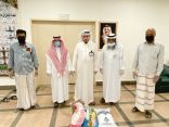 بحضور محافظ بارق البناوي .. جمعية البر ببارق تواصل تسليم السلال الرمضانية للعمالة المتضررة